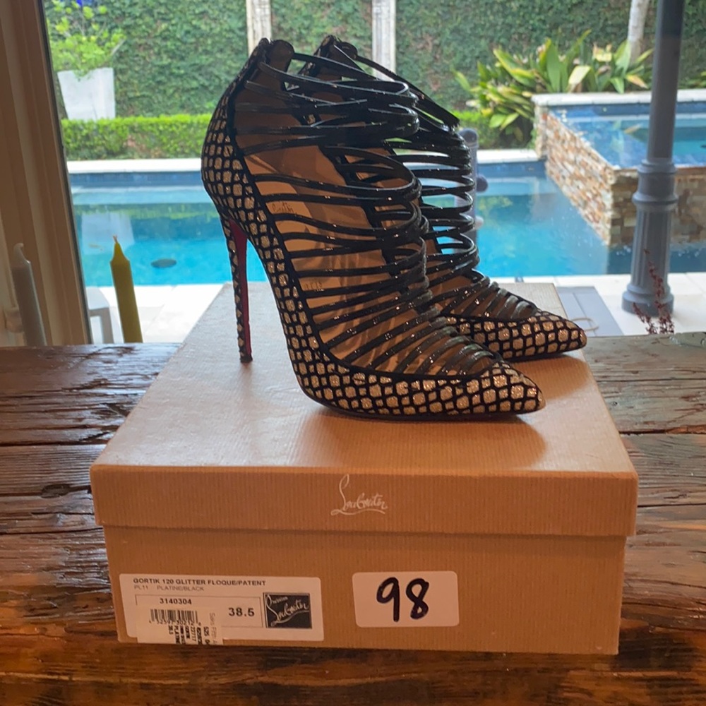 Comes with box and dustbag